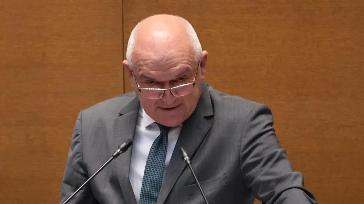 Парламентът изслушва Главчев и трима министри за виртуални опашки на "Дунав мост"