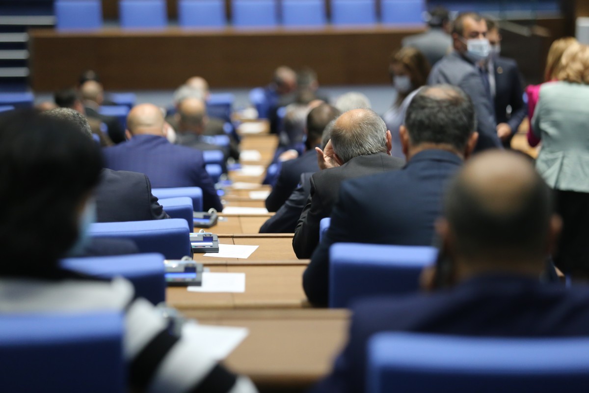 Парламентът няма да изслушва Борисов и Каракачанов за новите F-16