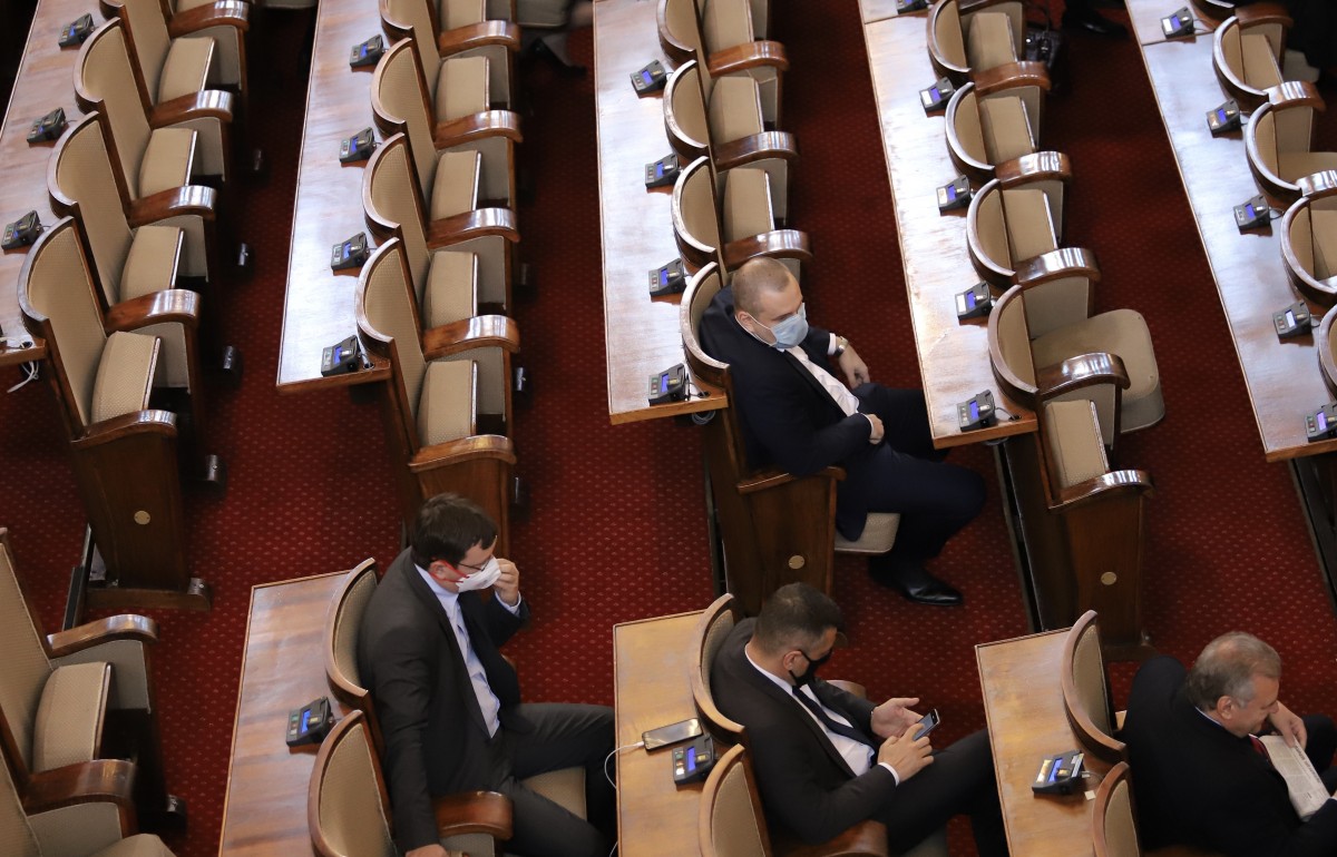 Парламентът обсъжда вота на недоверие на извънредно заседание в понеделник