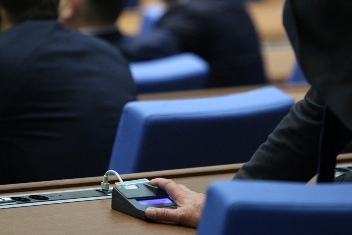 Парламентът одобри заема от ЕС, първият транш идва през януари