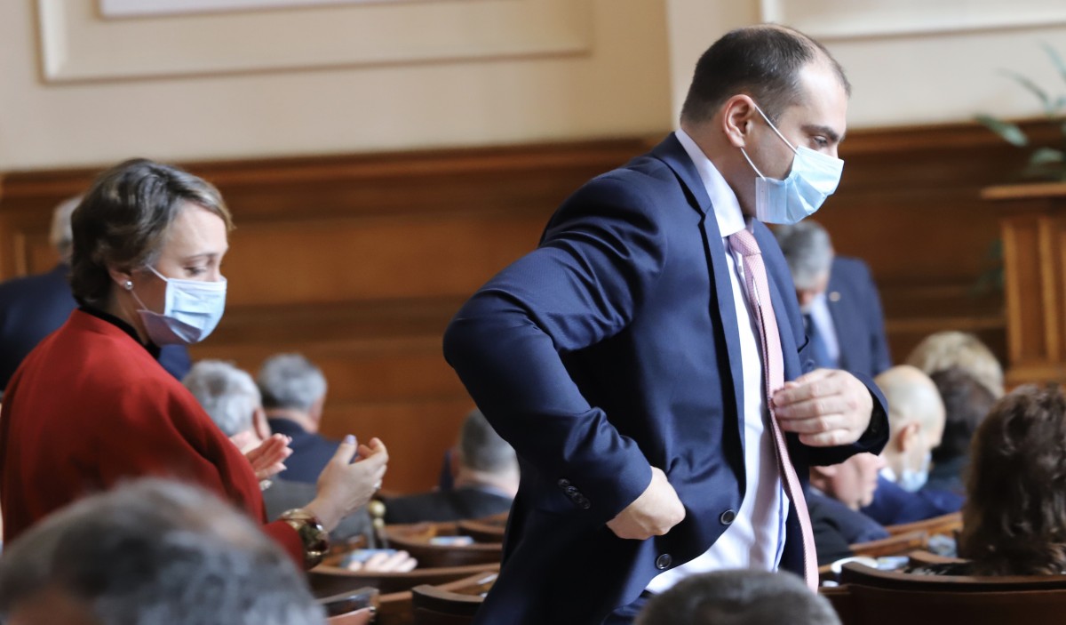 Парламентът окончателно гласува Закона за извънредното положение