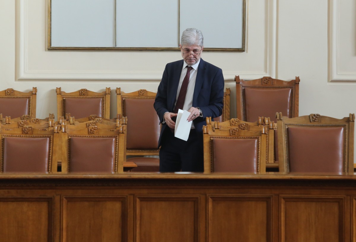 Парламентът подновява работа с оставката на Нено Димов