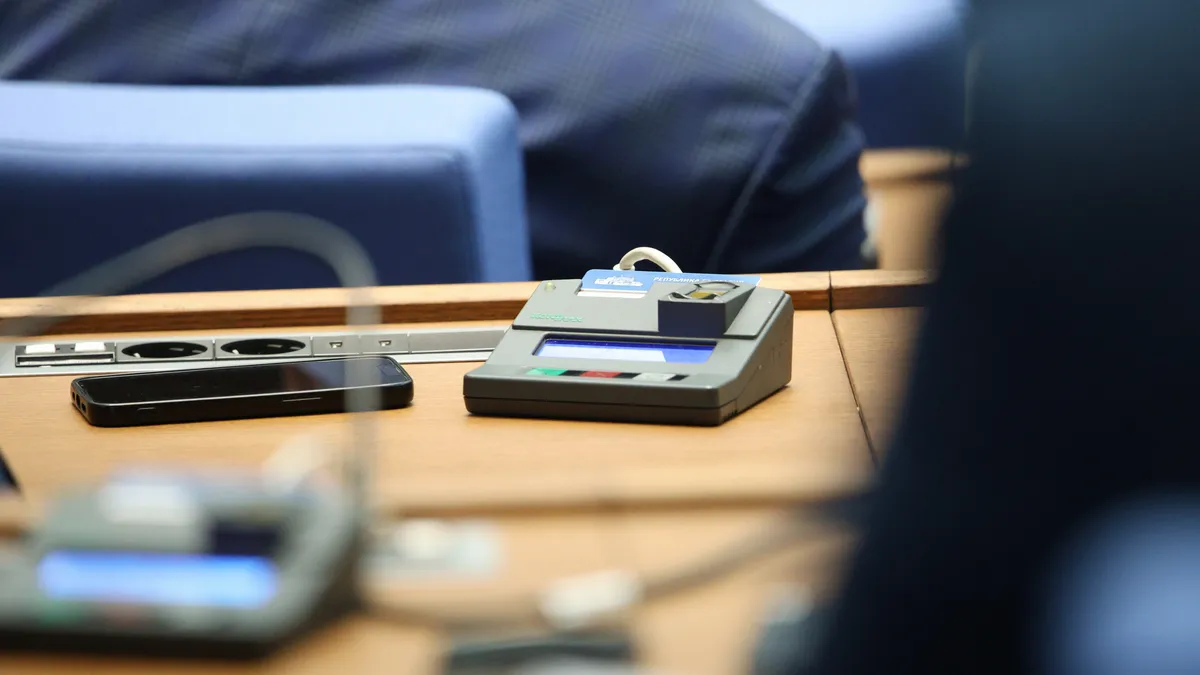 Парламентът заседава извънредно заради КС и ЦИК днес