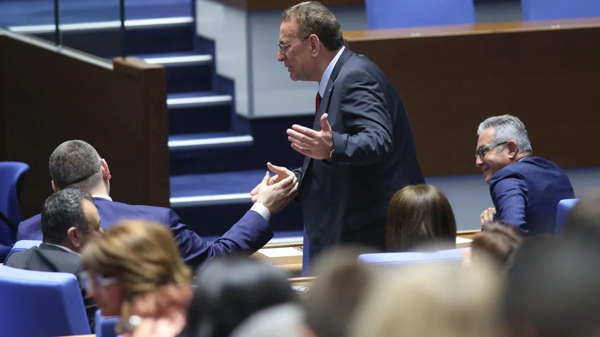 Парламентът заседава редовно, ПГ на ДПС-ДПС остава с депутат по-малко