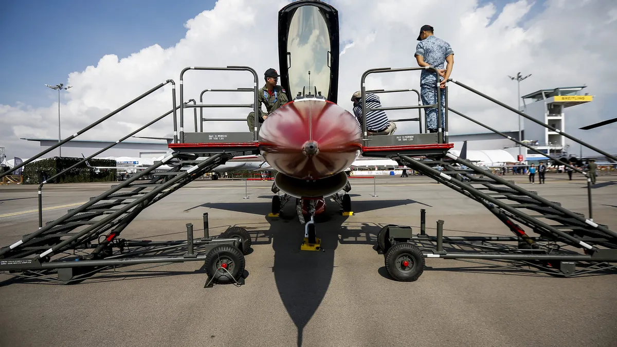 Първите бойни самолети F-16 днес кацат в Словакия