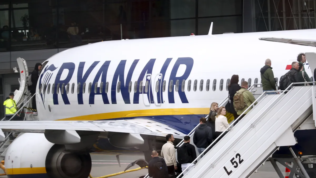 Печалбата на Ryanair наполовина през първото тримесечие