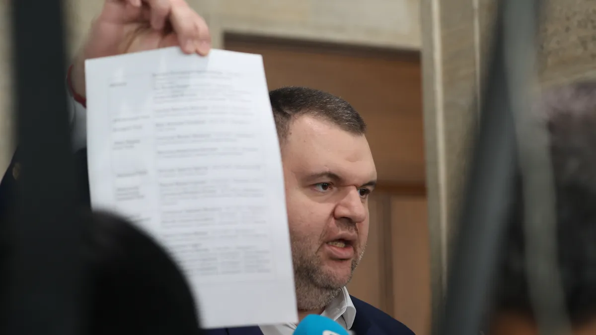 Пеевски показа списък на "всички касиери на Мистър Кеш в енергетиката"