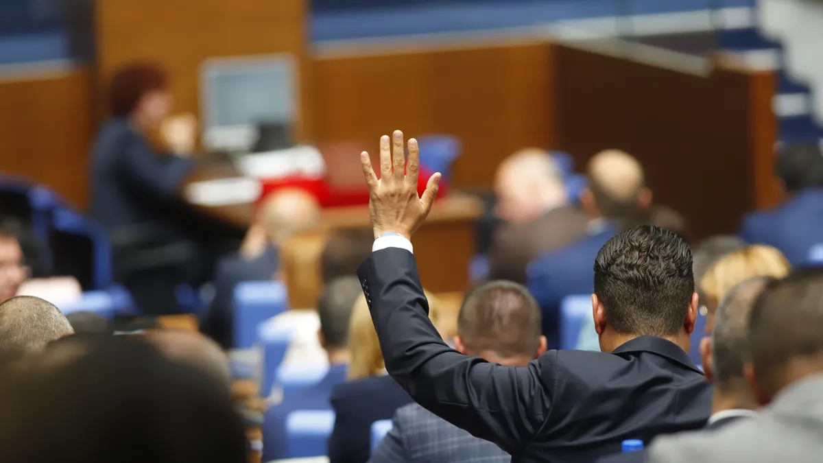 Петъчно депутатите избират състав на парламентарните комисии