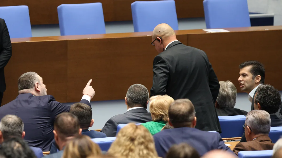Петков и Пеевски се скараха в пленарна зала, партиите потретиха номинациите си за председател на Народното събрание