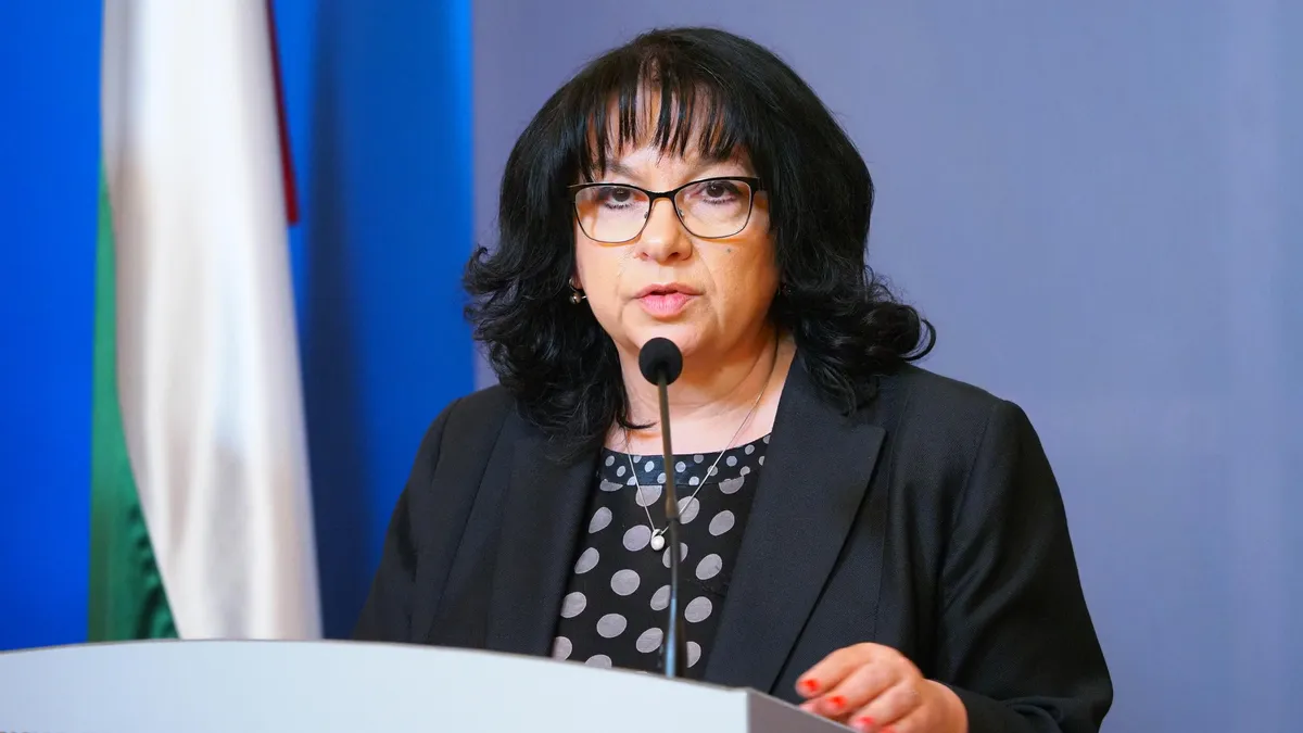 Петкова: Терзиев може да вдигне заплатите за работниците в транспорта, ако иска