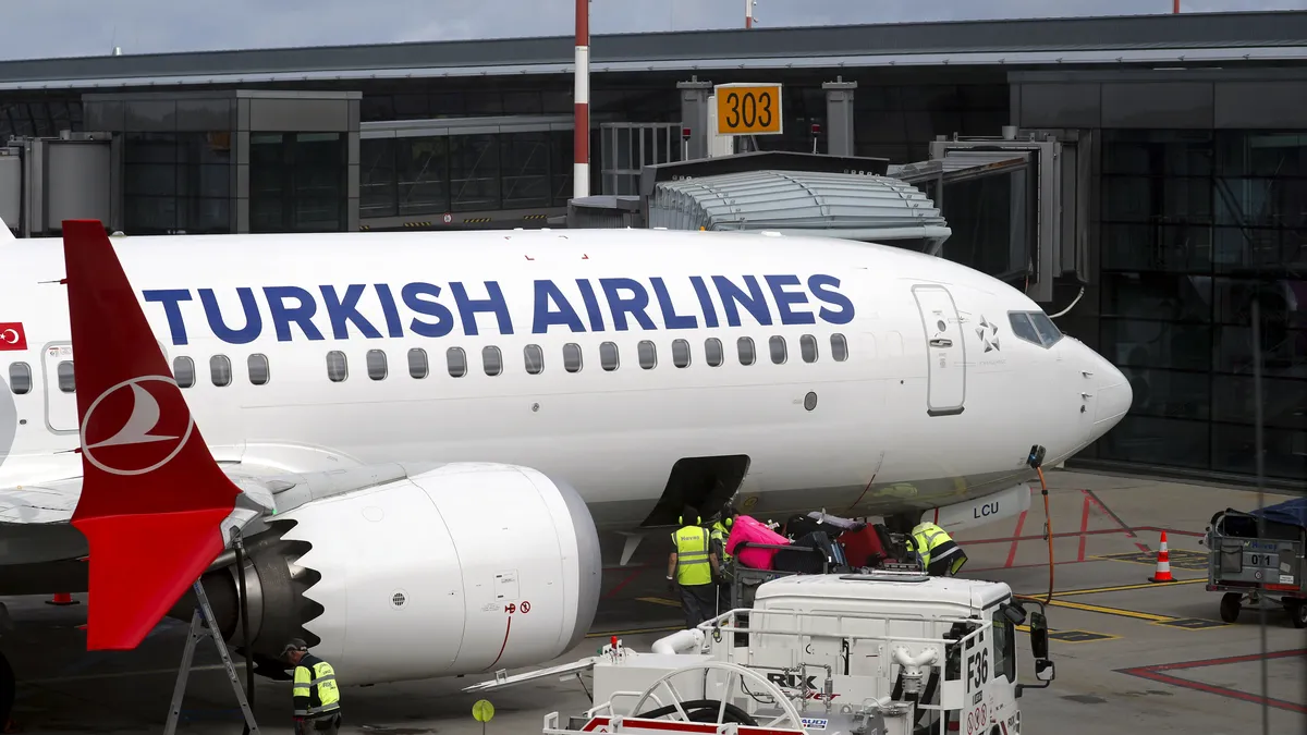 Пилот на Turkish Airlines почина по време на полет