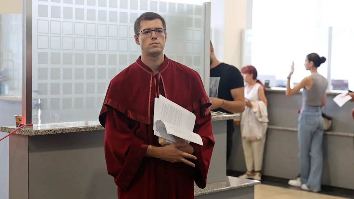 Пияният мъж, заплашвал жена и катастрофирал в детска площадка в София, остава в ареста