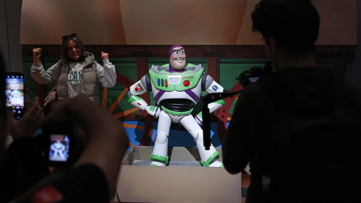 Pixar представи пръв поглед към „Играта на играчките 5“