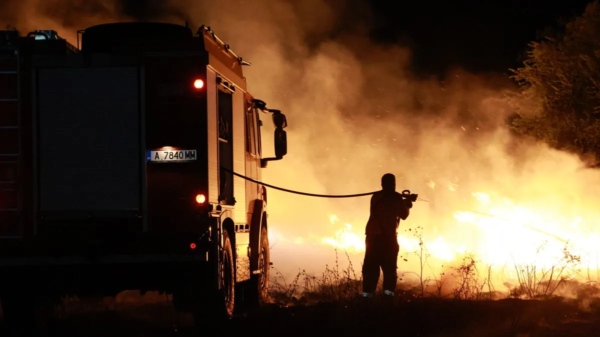 Пламъци в Бургаско: Над 10 вили изгоряха в с. Изворище
