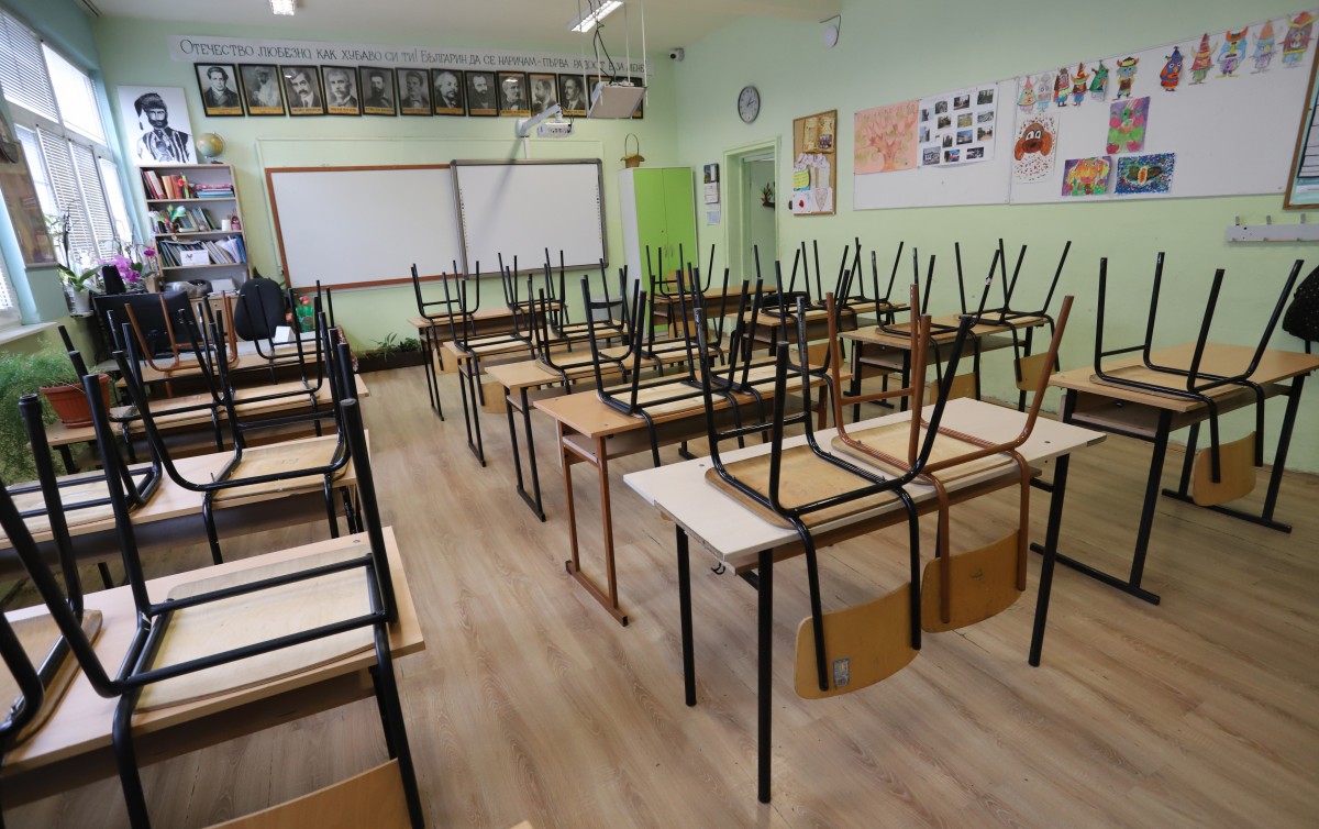 Планира се поетапно връщане на учениците от 18 януари