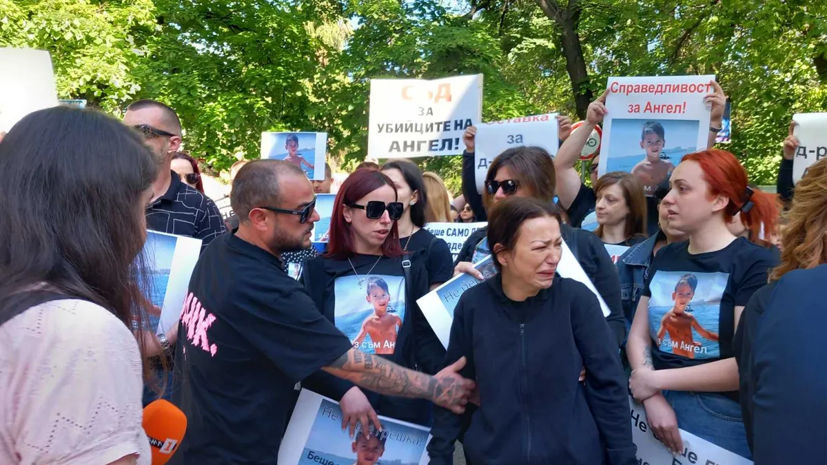 Пловдивчани излязоха на протест срещу частна клиника, в която почина 6-годишно момче