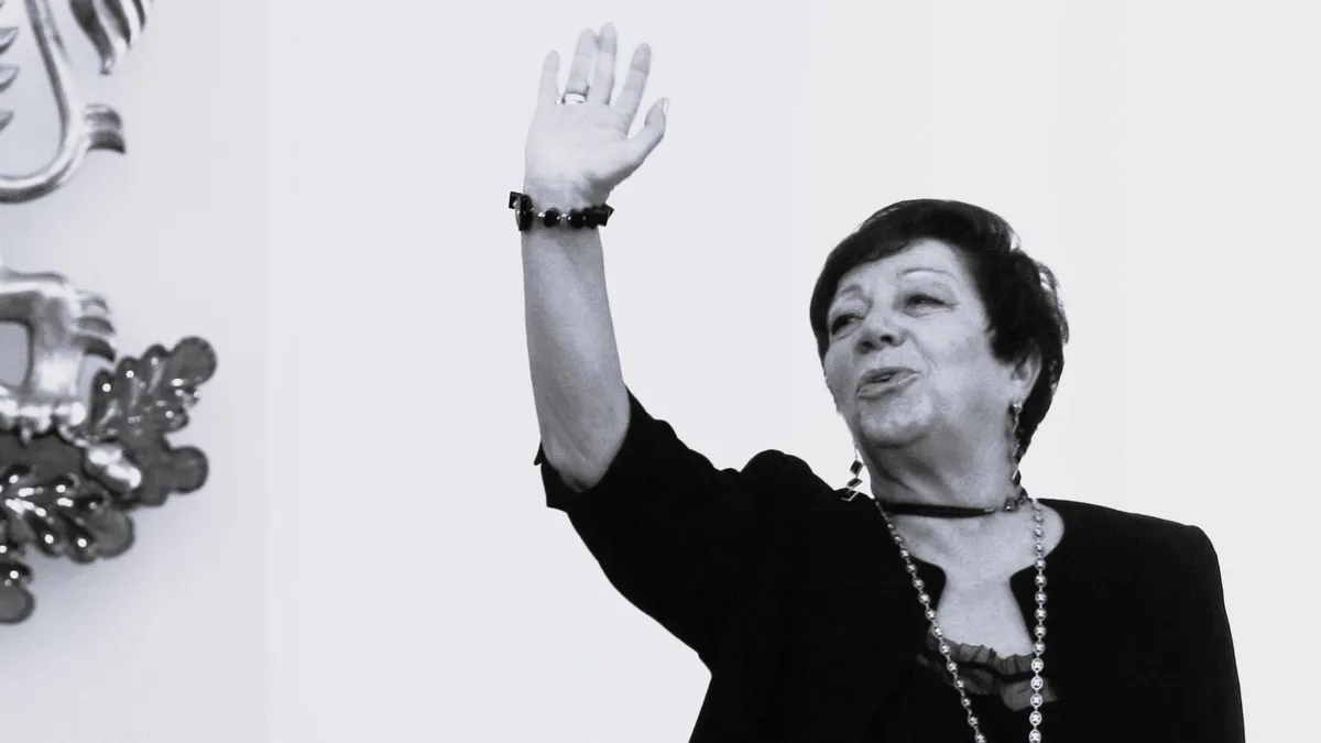 Почина писателката Божана Апостолова