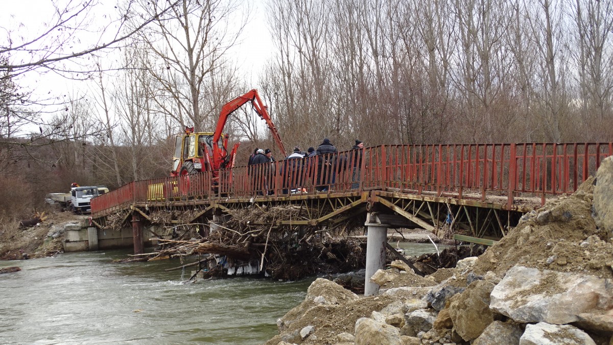 Почистват боклука под залетия мост край Невестино