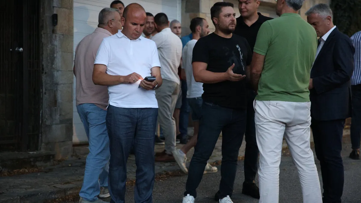 Поддръжници на Ахмед Доган от страната прииждат с автобуси пред сараите в „Бояна“