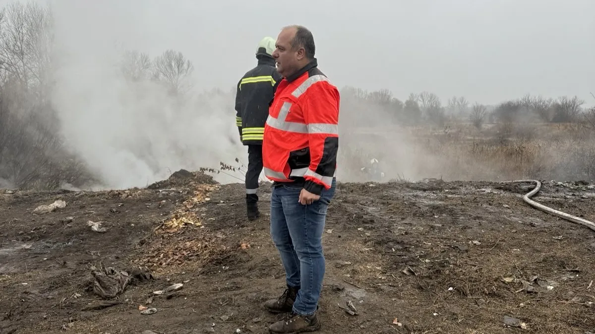 Подпалиха незаконно сметище, докато министърът на МОСВ е на проверка в село Трайково до Лом