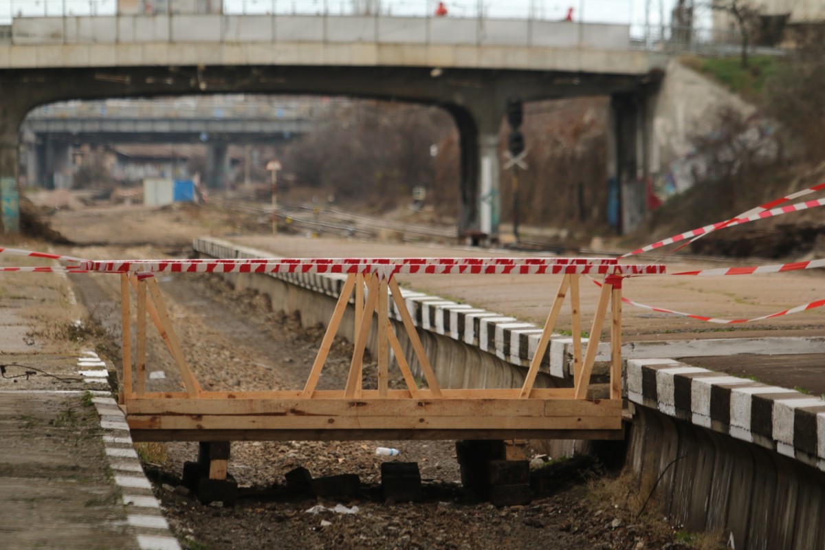 Новоремонтираната сграда на гара Подуяне, заобиколена от разруха