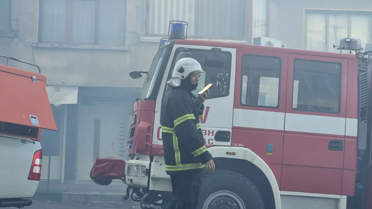 Пожар гори в квартал Меден Рудник в Бургас