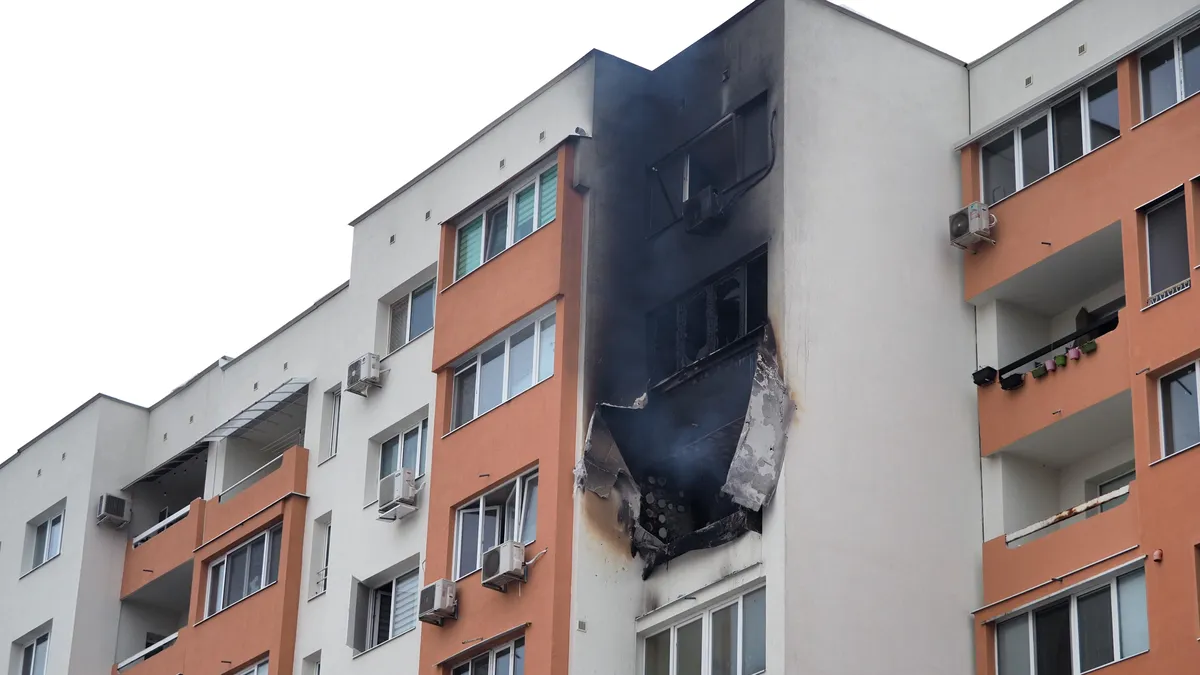 Пожар горя в жилищен блок в София, няколко души са обгазени