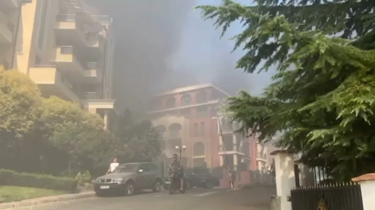Пожар погълна над 30 коли на паркинг на хотел в Свети Влас, хората се евакуират