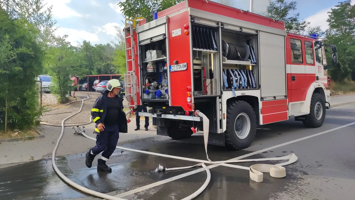 Пожар унищожи напълно автосервиз в Бургас