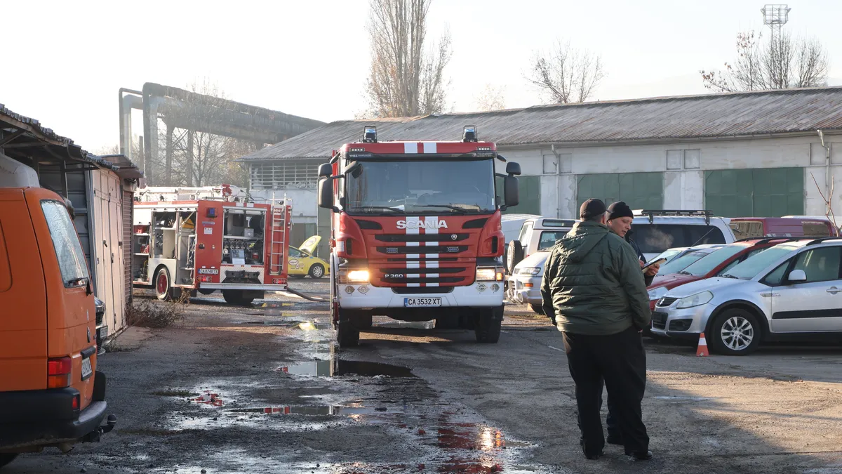 Пожар в хале до "Надежда" вдигна на крак четири екипа огнеборци в София