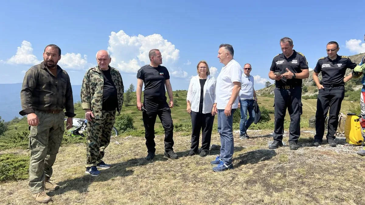 Пожарът в Беклемето обхваща широколистна растителност в труднодостъпен терен