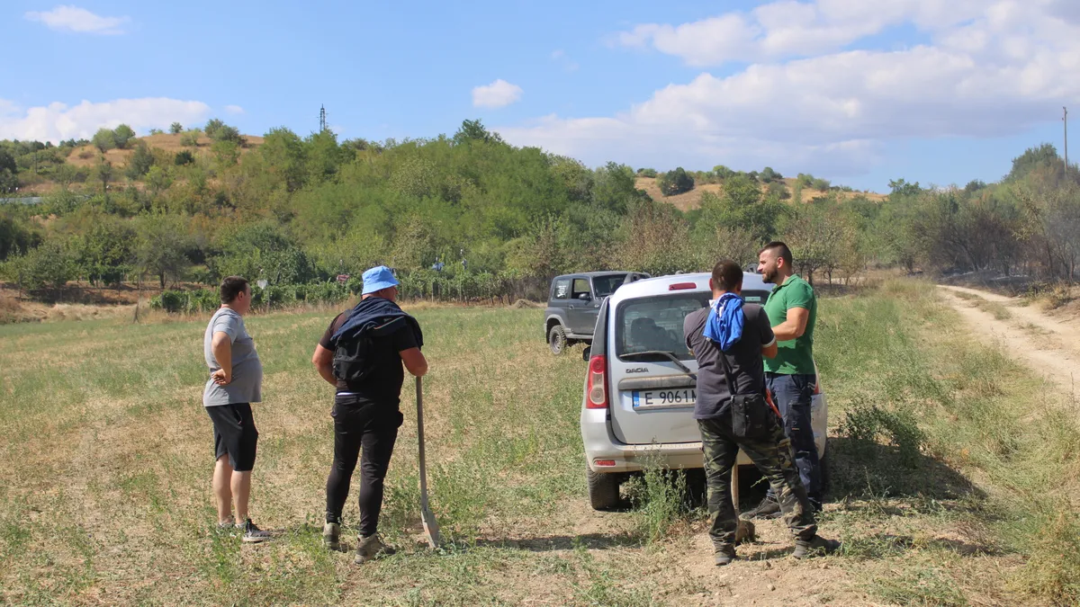 Пожарникари-доброволци имат нужда от гориво, гасят пожари, пътувайки за своя сметка