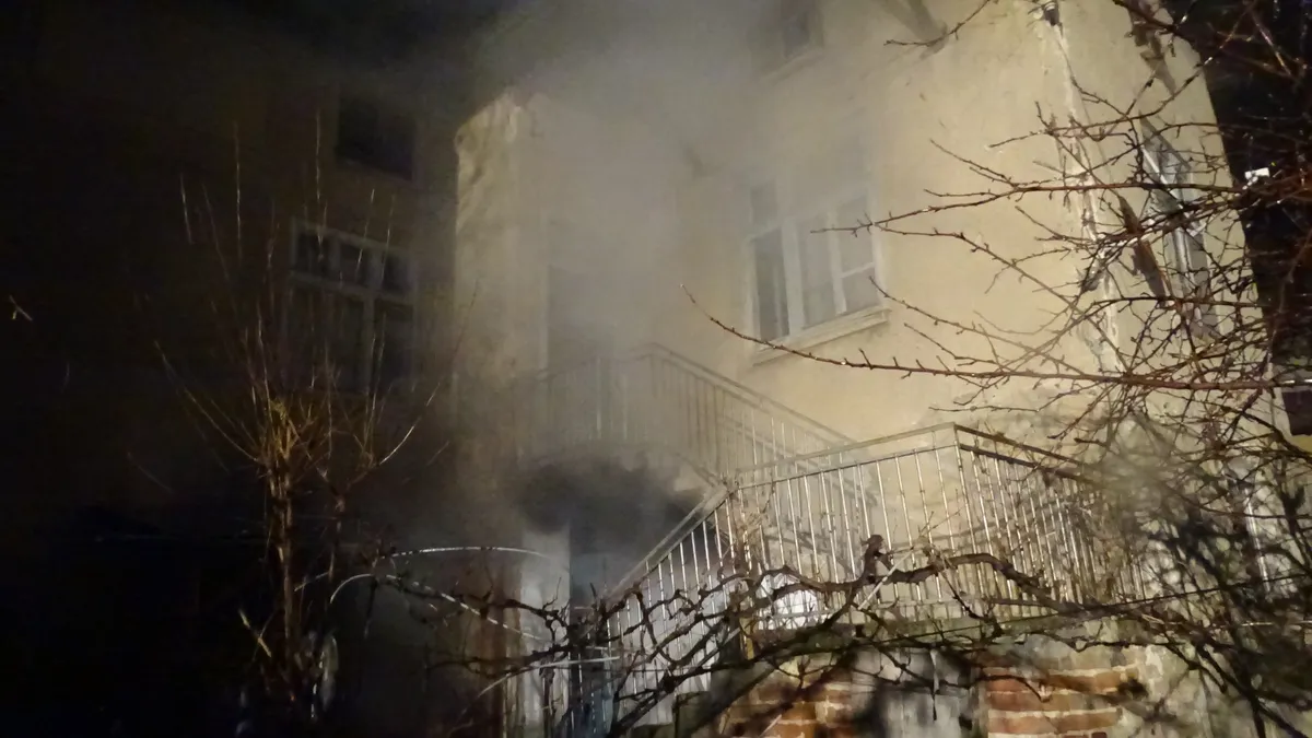 Покрив на сграда се запали на бул. "Евлоги и Христо Георгиеви" в София
