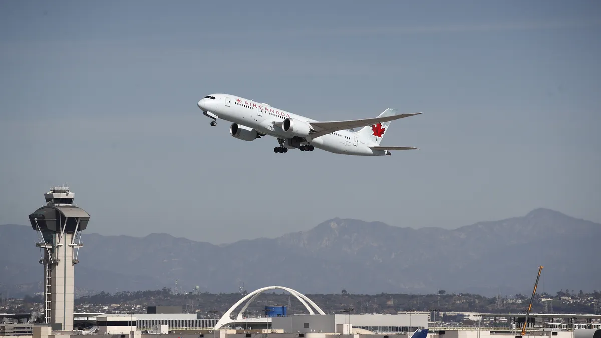 Полет на Qantas летя 16 часа с дупка в крилото