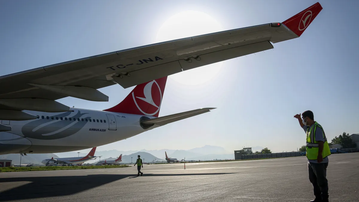 Полет на Turkish Airlines бе евакуиран по аварийни пързалки, след като в колесника е открит дим