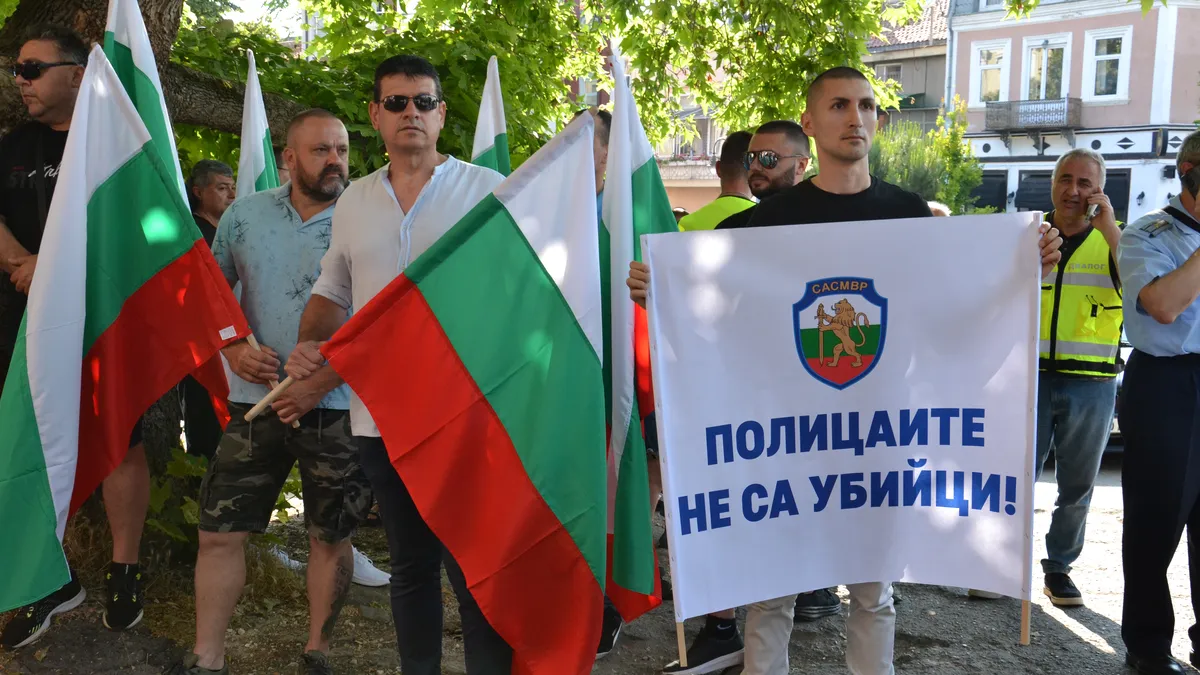 „Полицаите не са убийци": Служители на МВР и граждани излязоха в подкрепа на полицаите, арестували Явор Георгиев във Варна