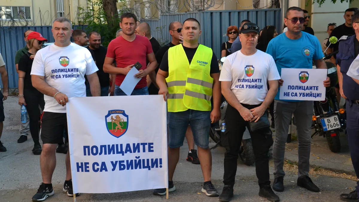 „Полицаите не са убийци": Стотици служители на МВР и граждани подкрепиха полицаите, арестували Явор Георгиев във Варна
