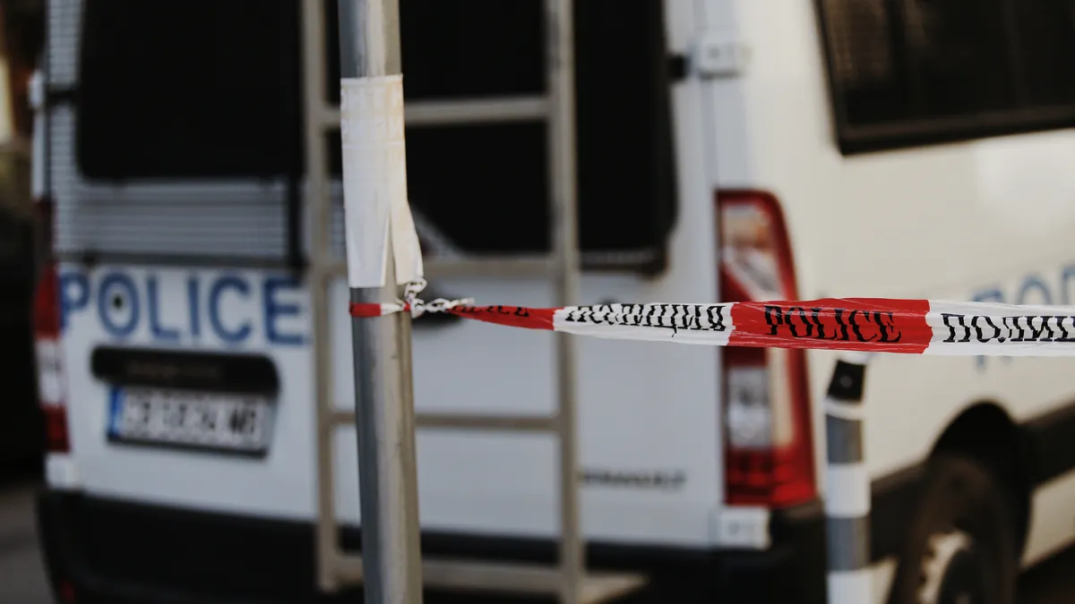 Полицията издирва мъж, отправил заплаха за бомба в община Минерални бани
