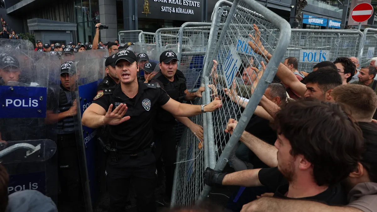 Полицията нахлу в централата на Народнорепубликанската партия в Истанбул