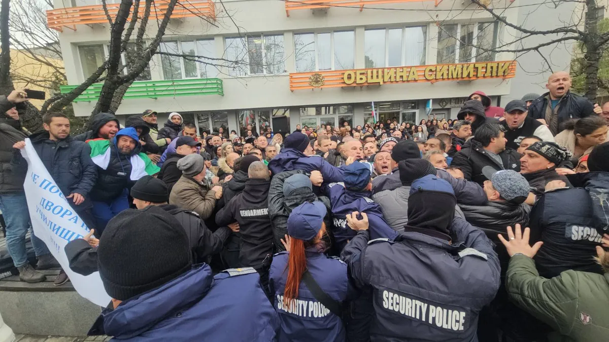 Полицията в Симитли спря сблъсъци заради тротоар и лавка до местното училище
