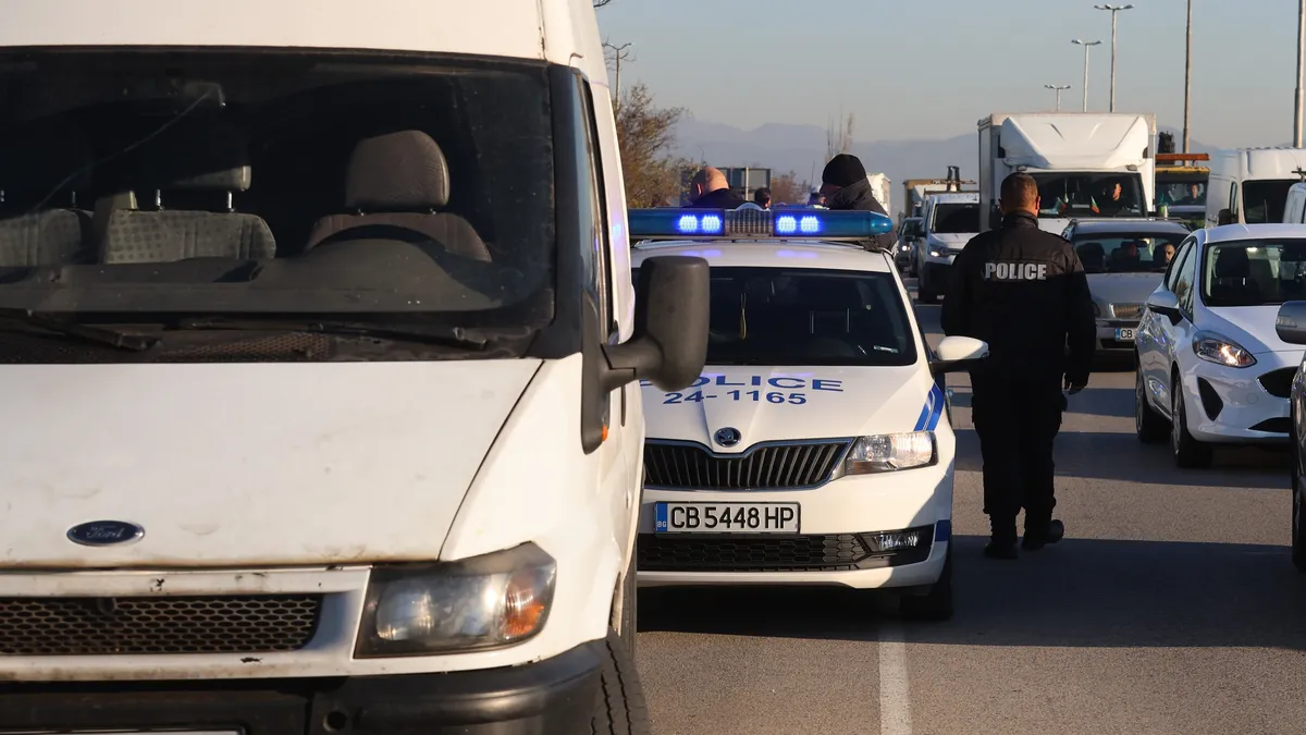 Полицията в София подгони бус с мигранти, шофьорът е прострелян