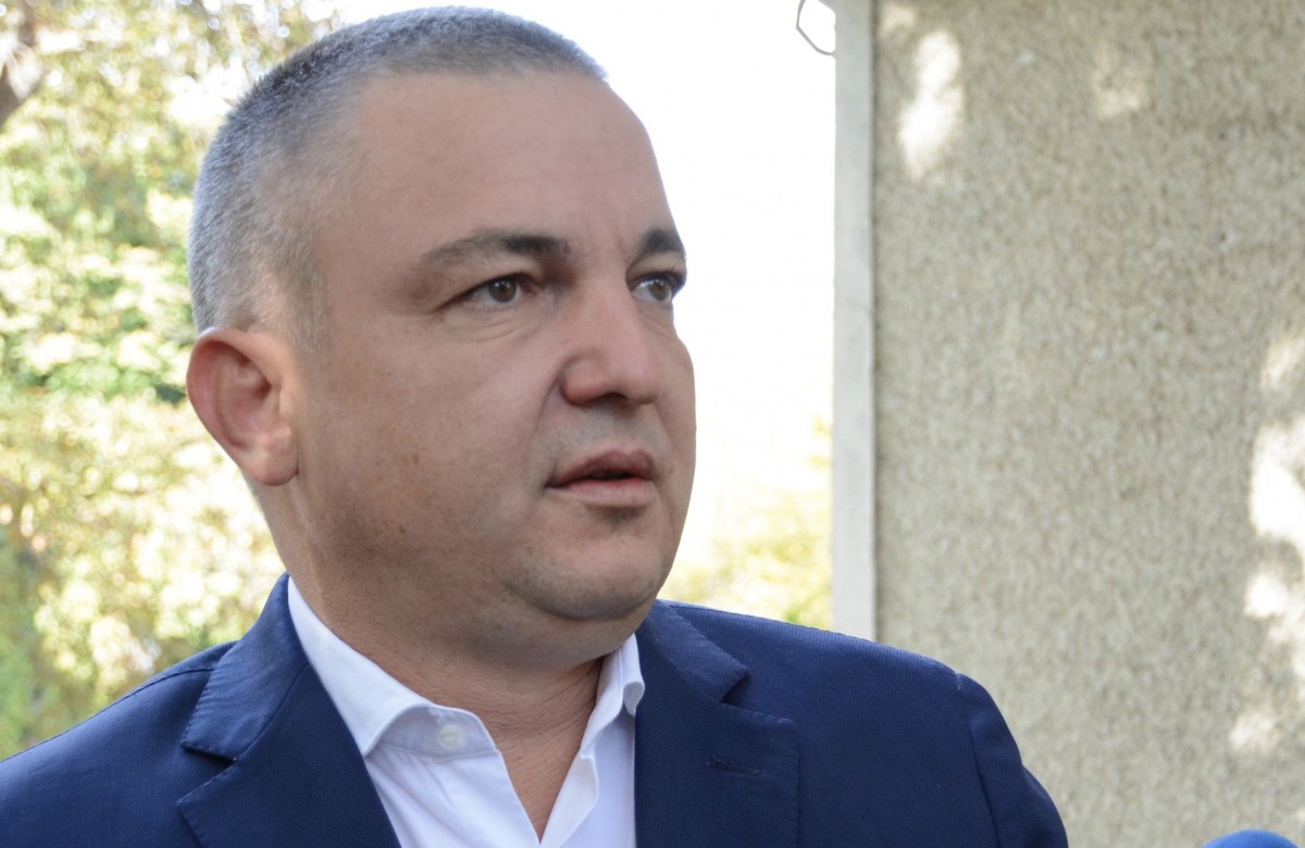 Портних с варицела, пази общината с отпуск