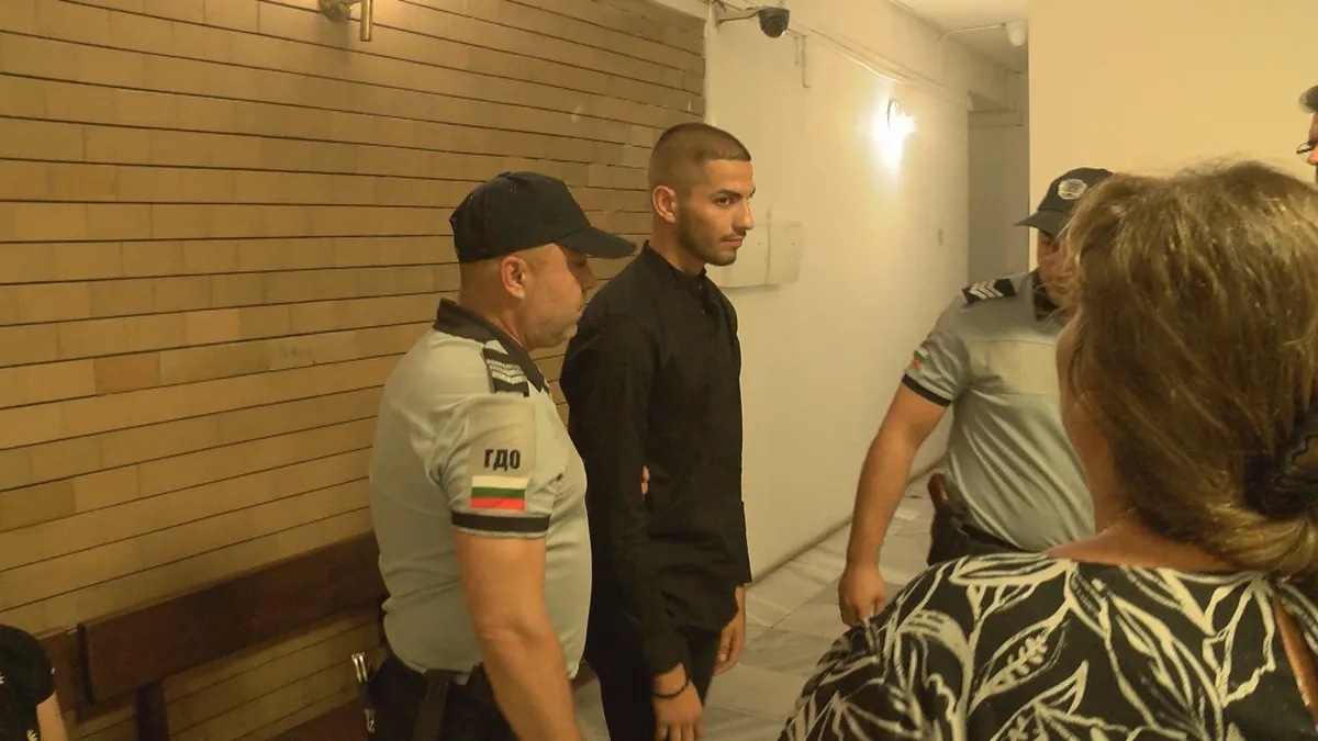 Постоянен арест за двамата мъже, нападнали шофьор на автобус край Карлуково