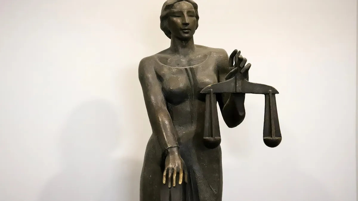 Повдигнаха обвинение на мъжа, опитал да обере златарско ателие в Бургас 
