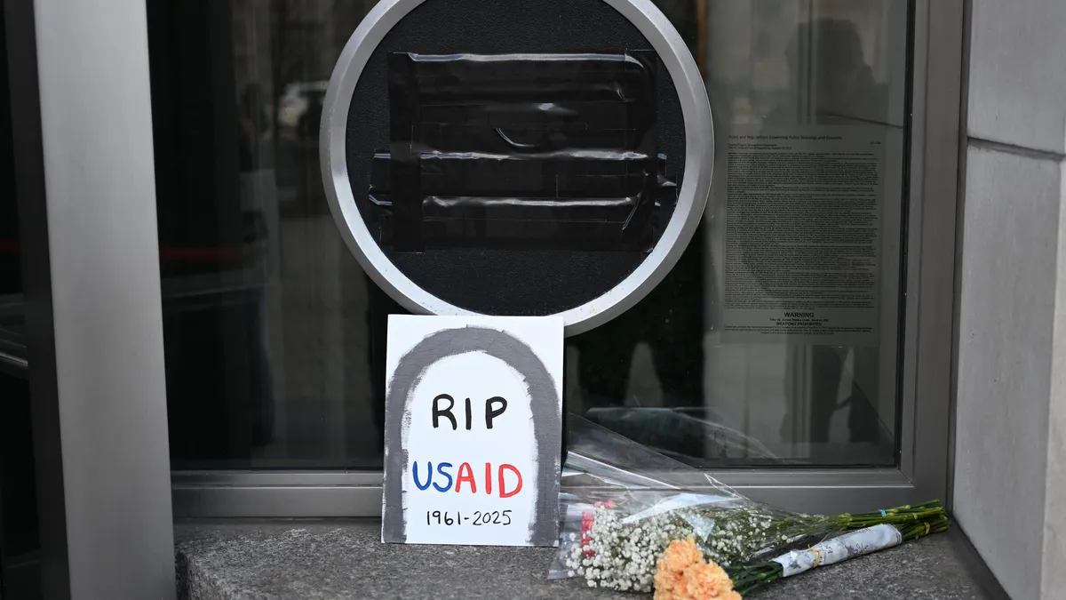 Повечето служители на USAID ще бъдат уволнени или пуснати в отпуск 