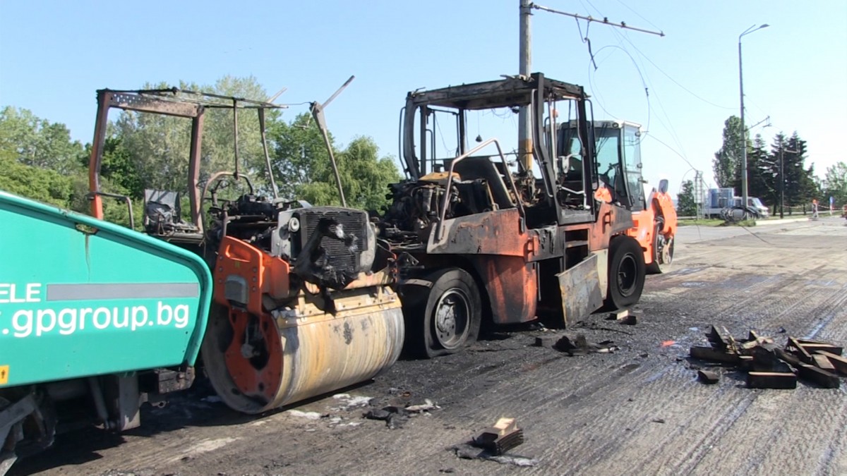 Пожар събори част от мрежата на тролейбусите в Бургас, горяха и валяци на "Джи Пи груп"