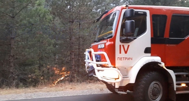 Пожарът край Голешево е спрян, македонският забави темпо