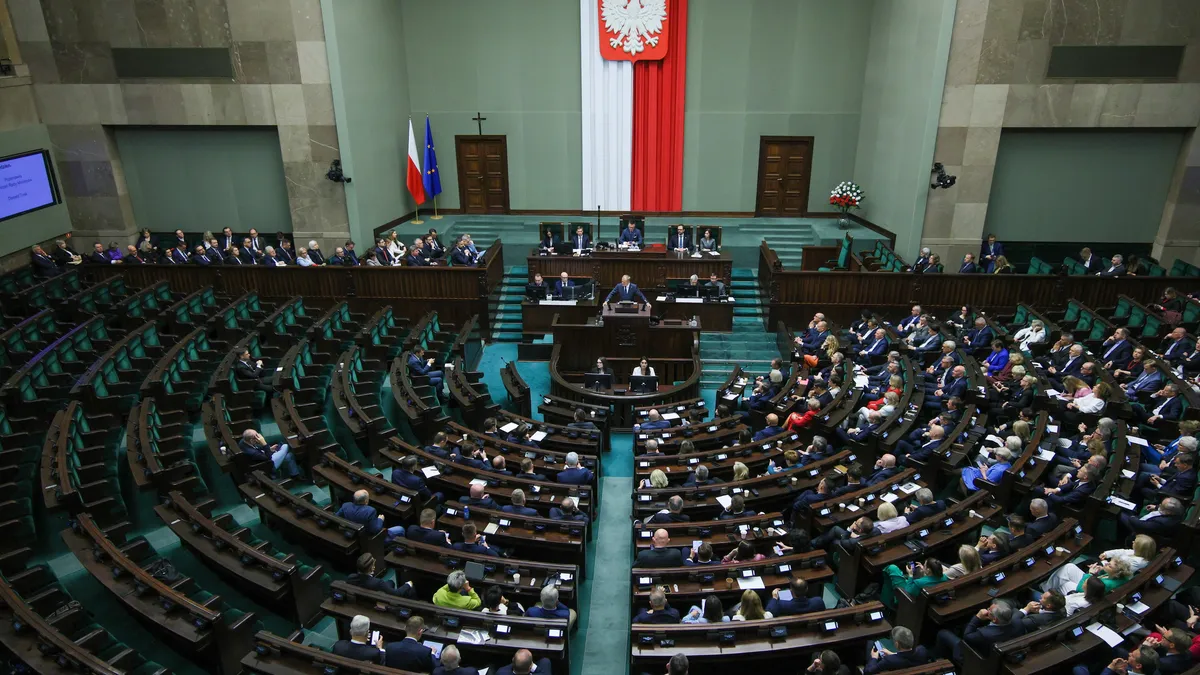 Правителството на Туск оцеля след вот на доверие в Полша 