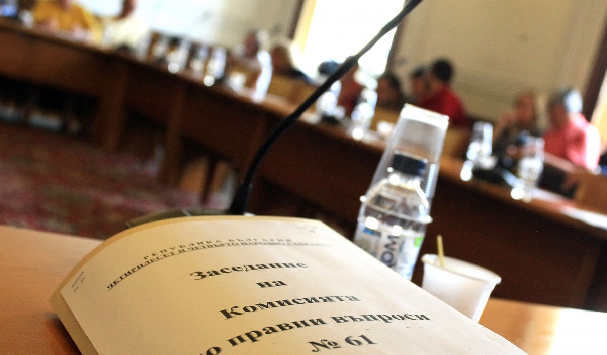 Правната комисия подкрепи връщането на надвзетите партийни субсидии