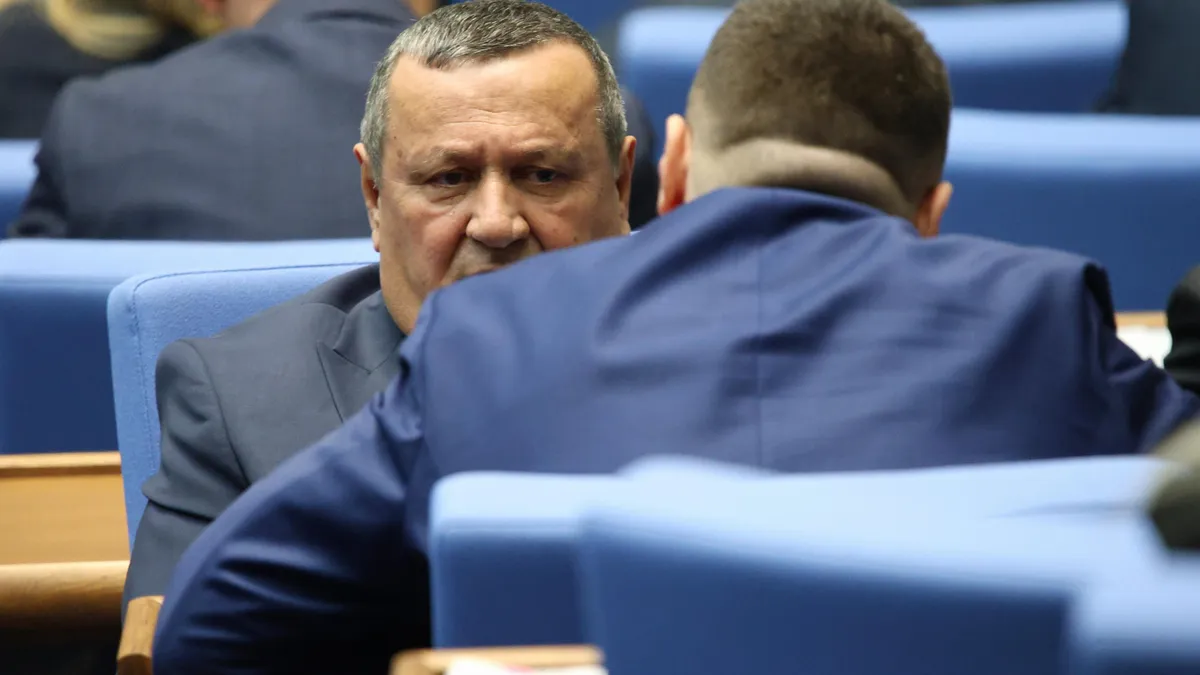 Председателите на комисии от ДПС-ДПС напускат, партията на Доган обмисля дали да подкрепи вот на недоверие на ПП-ДБ